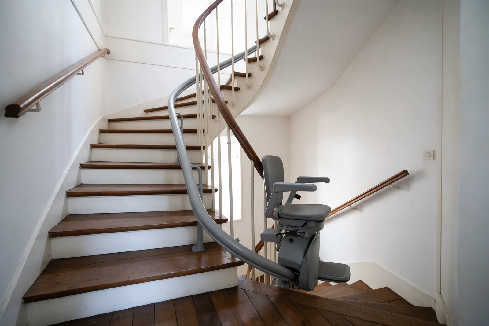 Monte-escalier sur rail courbe dans un escalier tournant