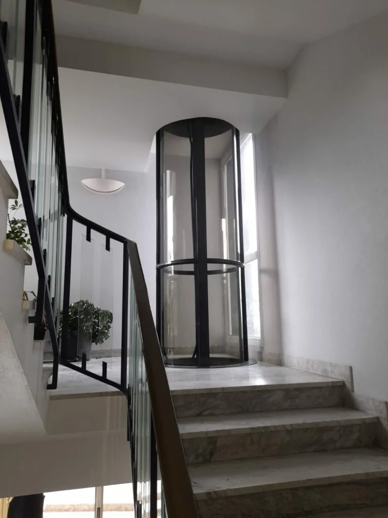 Ascenseur circulaire PVE installé dans une cage d'escalier